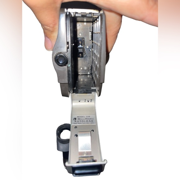 Vintage Bell & Howell 339 Autoload Focus-Matic 8mm Movie Camera + Original Case - Picture 11 of 11